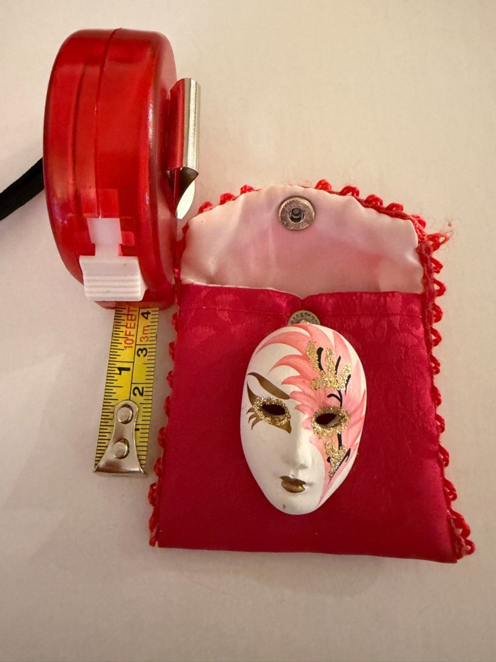Hand-Painted Venetian Mini Mask Brooch in Pink and Gold - Picture 3 of 4